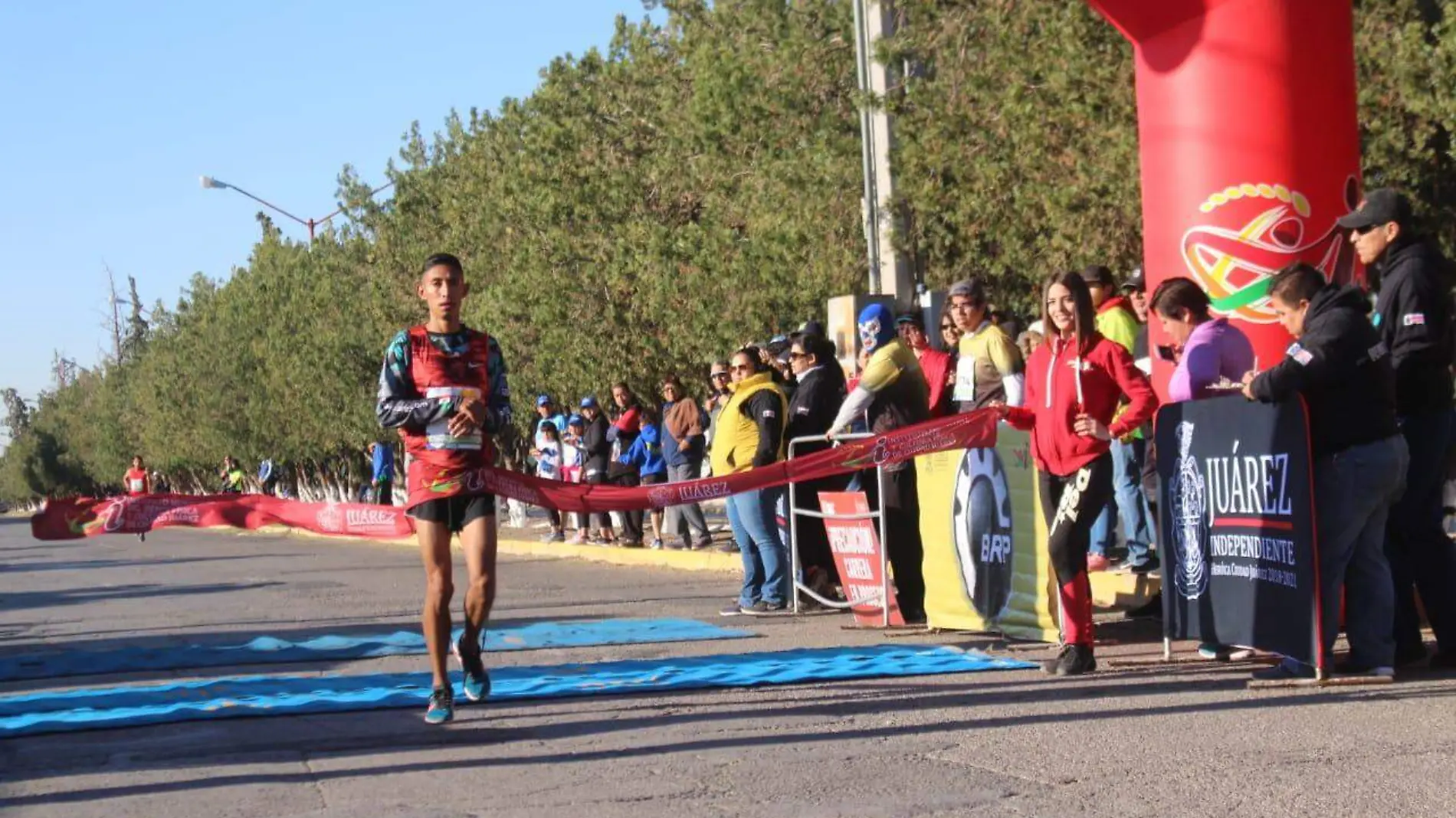 Daniel Reyes llegando a la meta con una ventaja considerable